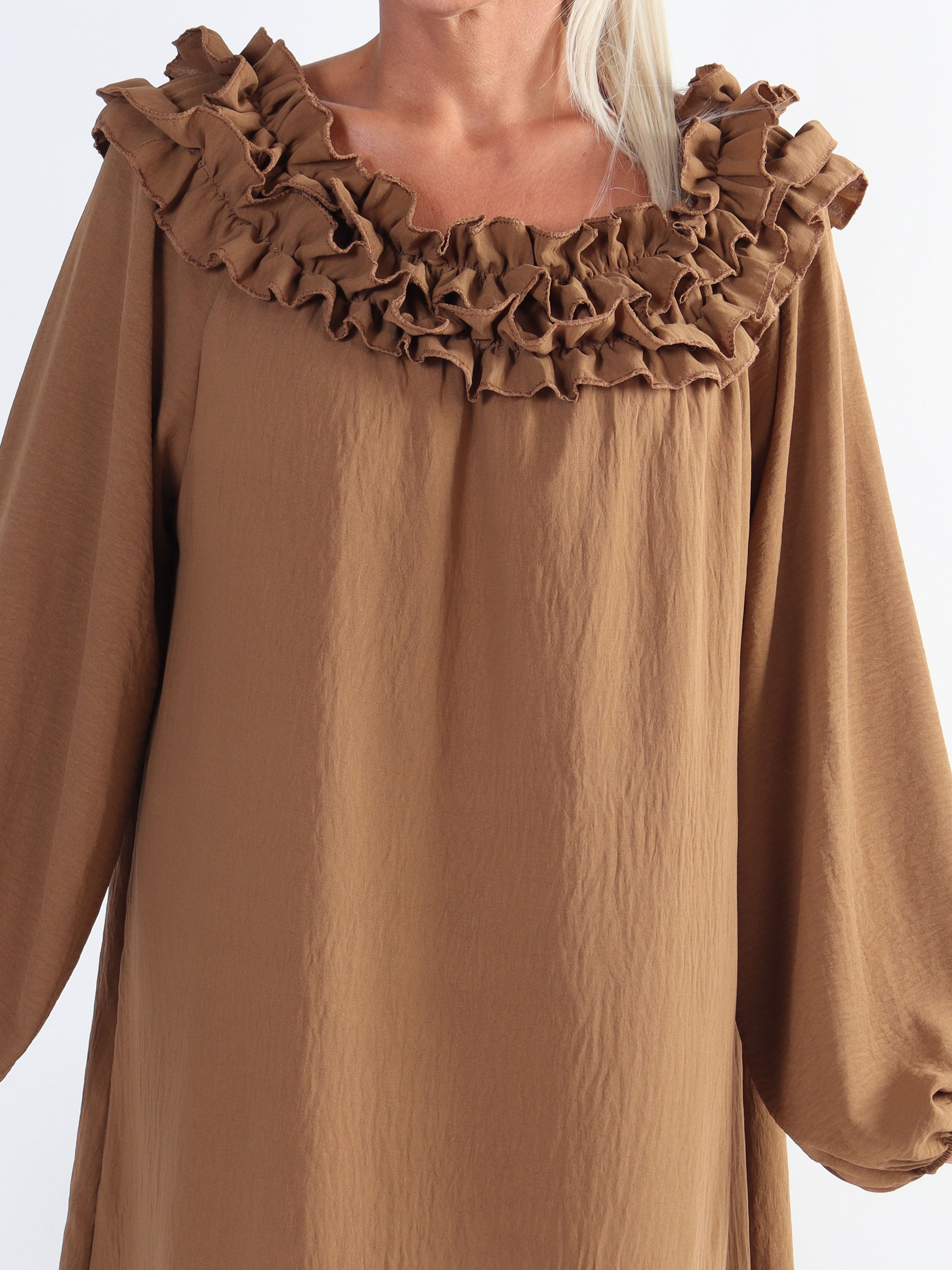 Chili Dress - Plus size kjole med lange ærmer og flæser